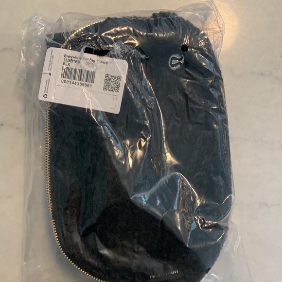 NWT lululemon everywhere fleece belt bag. Black. - Picture 2 of 3